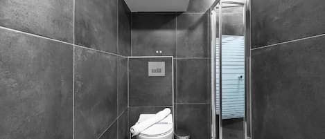 Appartement Deluxe | Salle de bain | Douche, serviettes fournies