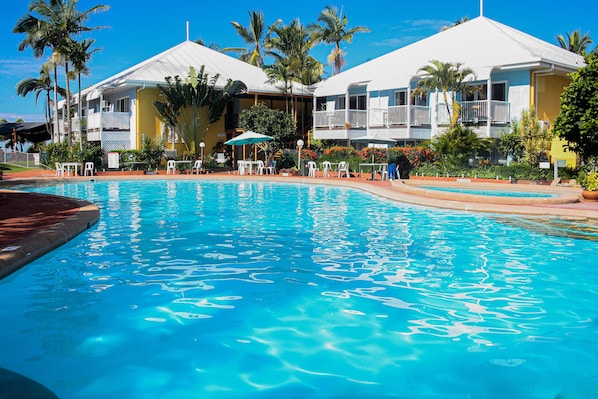 Una piscina al aire libre