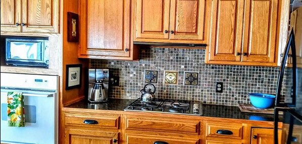 Geladeira, micro-ondas, fogão, cooktop