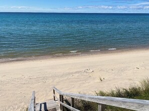 在海灘附近、沙灘巾