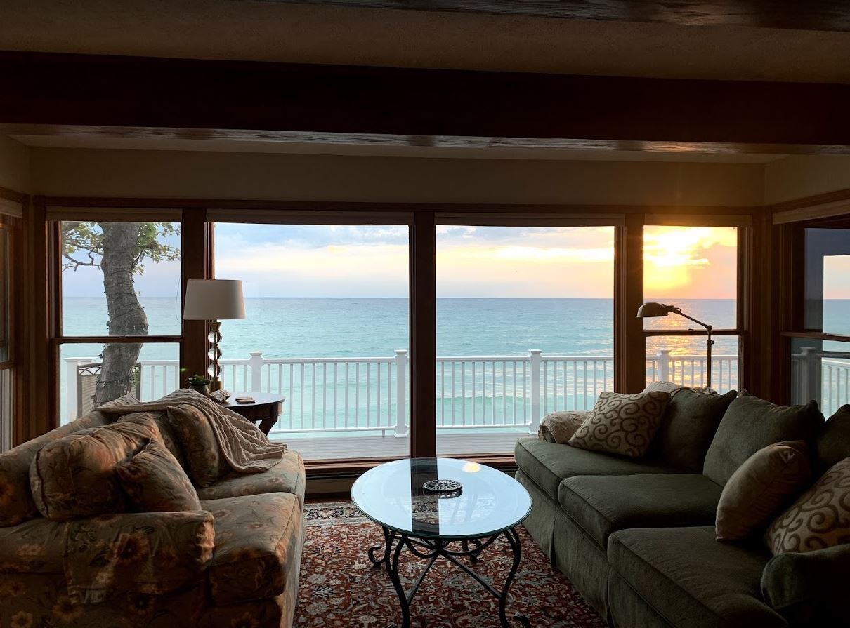 Smart-TV, Kamin, Bücher