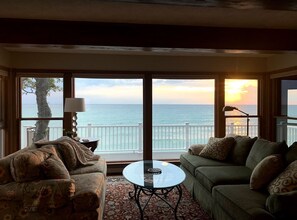 تلفزيون ذكي، مدفأة، كُتُب