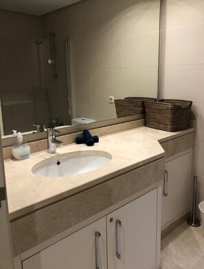 浴槽、ビデ、タオル、トイレットペーパー