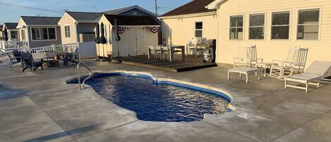 Una piscina al aire libre, una piscina climatizada