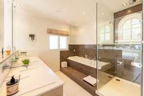 Baignoire, serviettes fournies