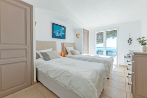 5 chambres, coffres-forts dans les chambres, fer et planche à repasser