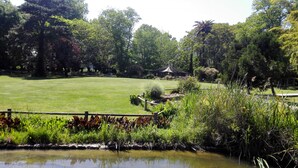 A park with a pond, grassy areas, and a pavilion. - SEAFRONT APARTMENT WITH SWIMMING POOL (Saint-Cyprien)