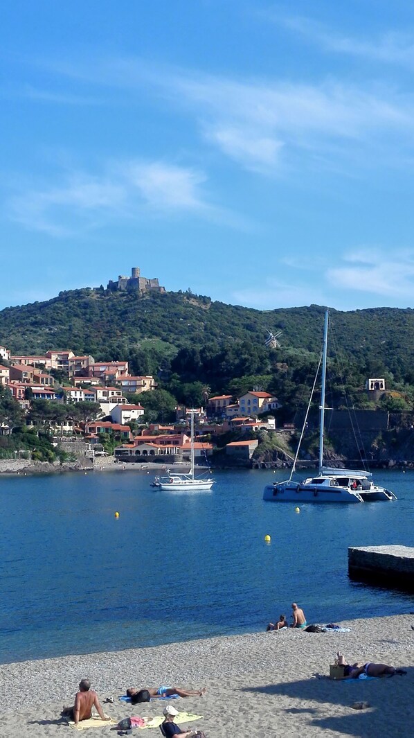 在海滩、沙滩椅