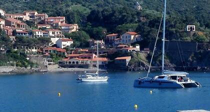SEAFRONT APARTMENT WITH SWIMMING POOL