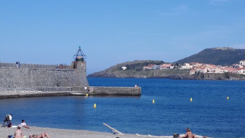 SEAFRONT APARTMENT WITH SWIMMING POOL