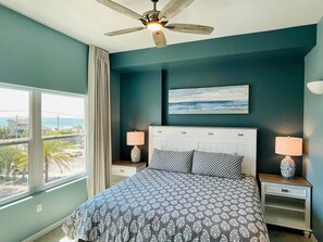 2 habitaciones, escritorio y tabla de planchar con plancha 