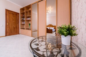 5 bedrooms, individually decorated, individually furnished, desk