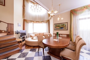 5 bedrooms, individually decorated, individually furnished, desk