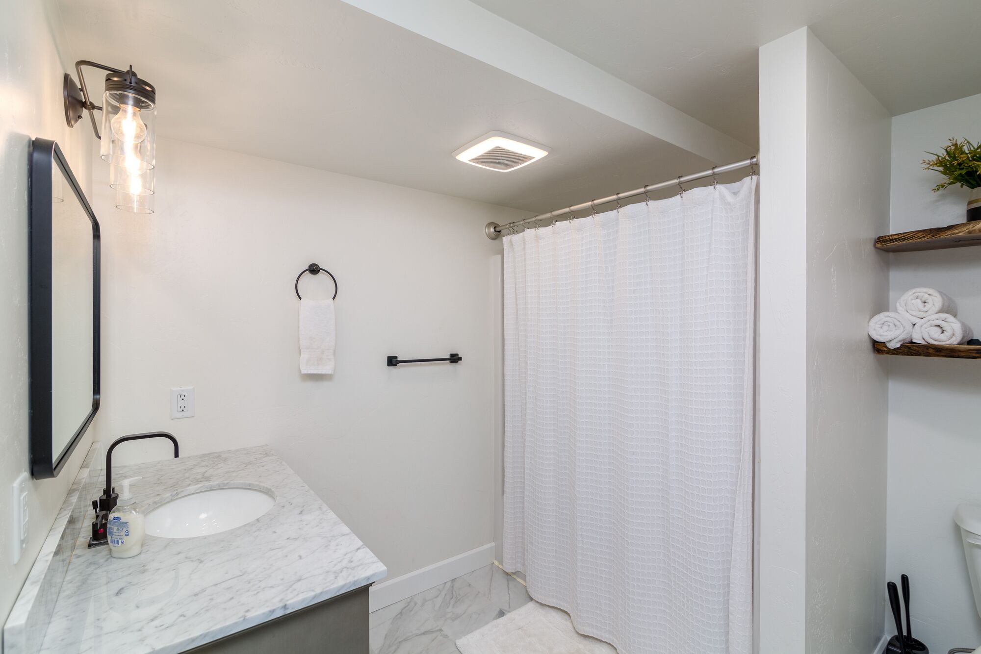 Hårføner og håndklær