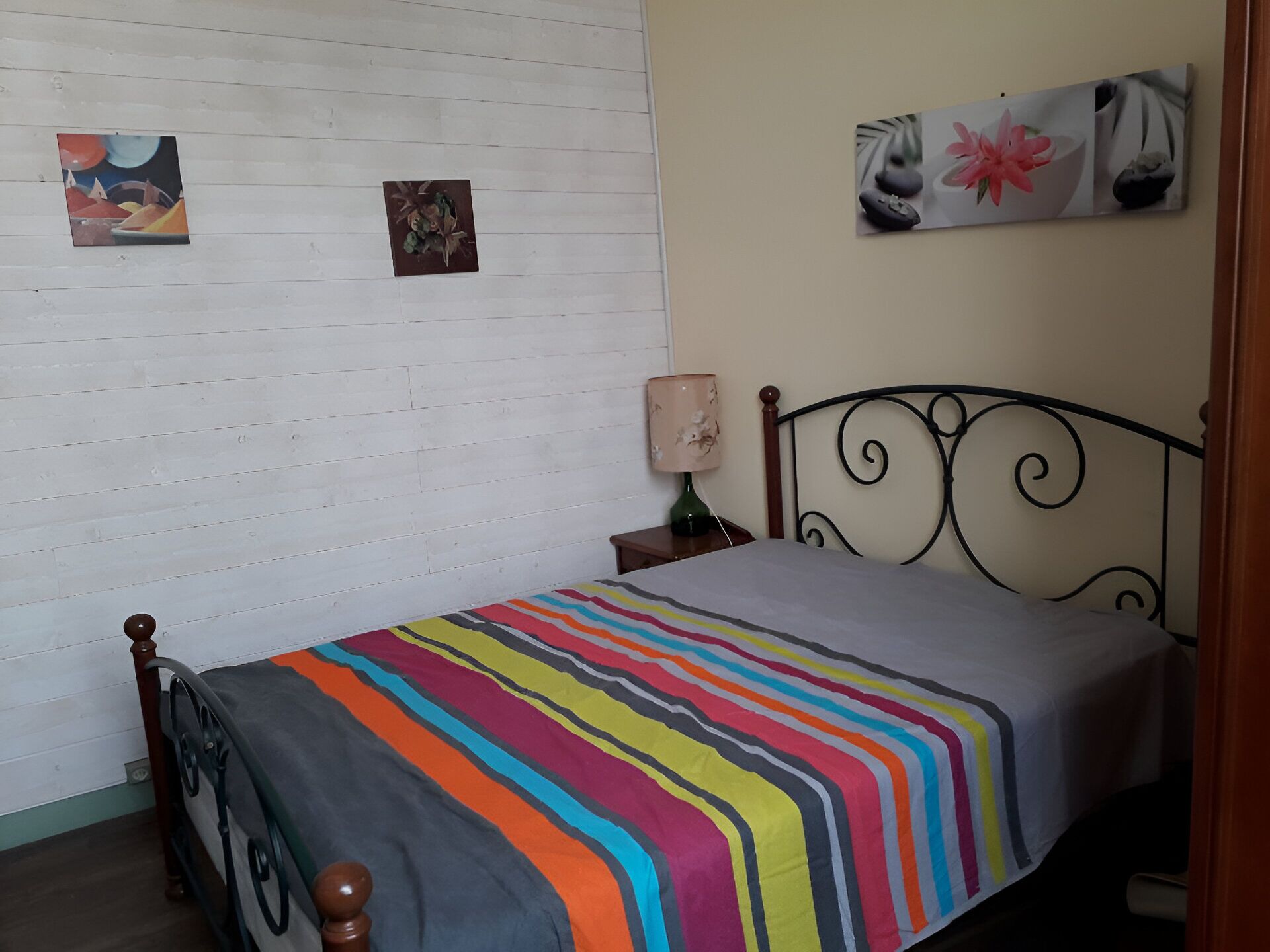 2 habitaciones y tabla de planchar con plancha 