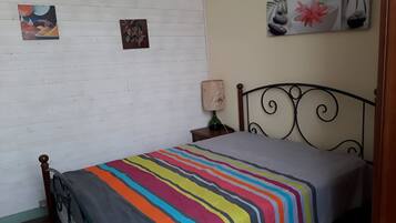 2 habitaciones y tabla de planchar con plancha