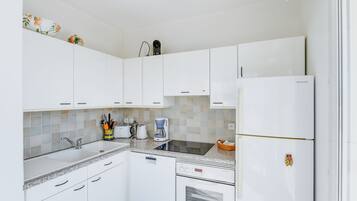 Een koelkast, een microgolfoven, een oven, een kookplaat