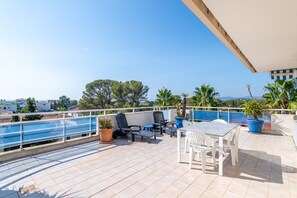 Outdoor dining - Villa sur le Toit, Dernier Étage, Grande Terrasse, Barbecue ,vue (Saint-Raphaël)