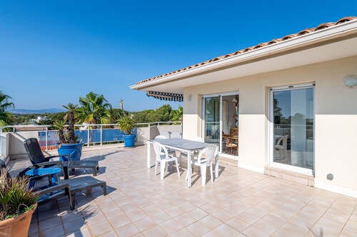 Villa sur le toit, dernier étage, grande terrasse, barbecue ,vue. 