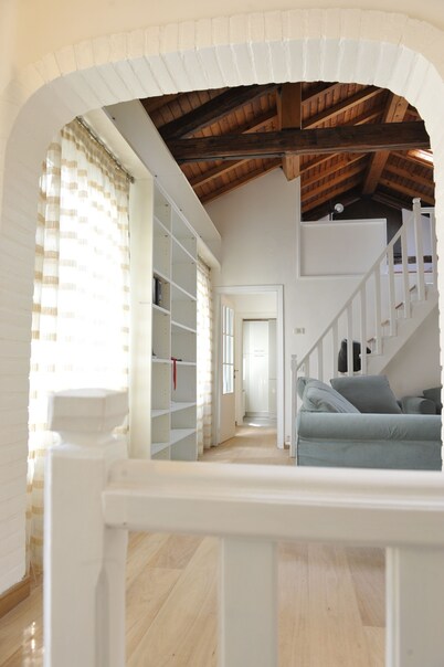 Spacious two-bedroom, two-bathroom apartment in old town, Biennale area