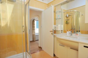 Badewanne, Bidet, Handtücher, Toilettenpapier