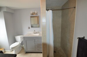 Dusj, hårføner, håndklær og såpe