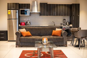 TV - 3BR APT/POOL/GATED/CLOSE TO AIRPORT (Accra)