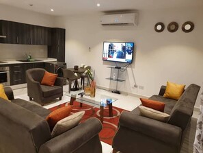 TV - 3BR APT/POOL/GATED/CLOSE TO AIRPORT (Accra)