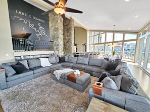 Smart TV, chimenea, videojuegos y tenis de mesa 