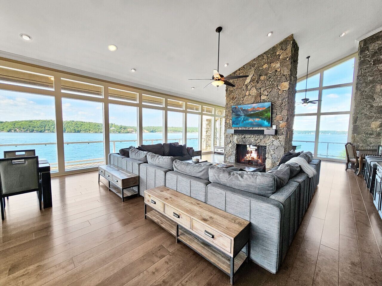 Een smart-tv, een open haard, videogames en een tafeltennistafel