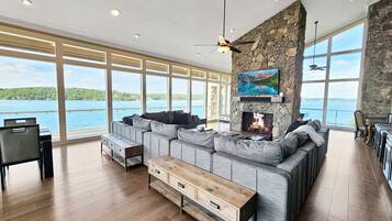 Een smart-tv, een open haard, videogames en een tafeltennistafel