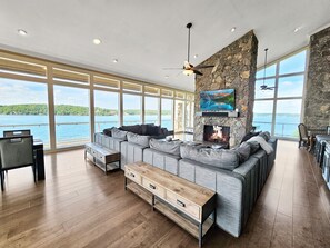 Een smart-tv, een open haard, videogames en een tafeltennistafel