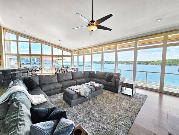 Téléviseur connecté, foyer, jeux vidéo, table de ping-pong