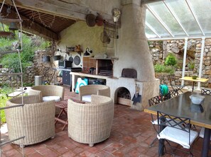 Outdoor dining - CHARMING VILLA, 15 km from NiCE MOYENNE MONTAGNE WITH VIEW AND SWIMMING POOL (Bendejun)