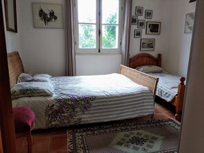4 quartos, escrivaninha, ferros/tábuas de passar roupa, berço de viagem