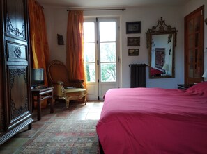 4 soveværelser, skrivebord, strygejern/strygebræt, weekendseng