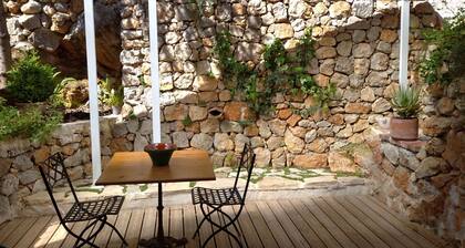 CHARMING VILLA, 15 km from NiCE MOYENNE MONTAGNE WITH VIEW AND SWIMMING POOL