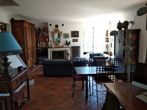 TV connectée, cheminée, lecteur de DVD, table de tennis de table