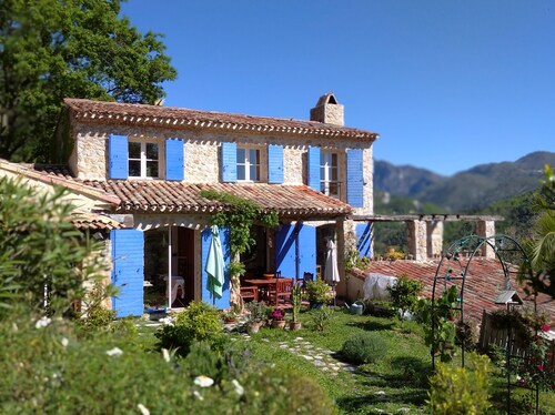 CHARMING VILLA, 15 km from NiCE MOYENNE MONTAGNE WITH VIEW AND SWIMMING POOL