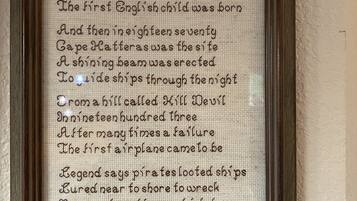 Un letrero de bienvenida enmarcado con texto histórico.