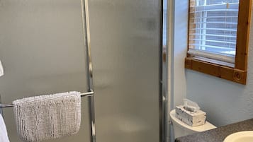 Douche, sèche-cheveux, serviettes fournies, papier toilette