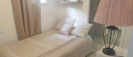 1 chambre, fer et planche à repasser, Wi-Fi, draps fournis