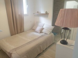 1 slaapkamer, een strijkplank/strijkijzer, wifi, beddengoed