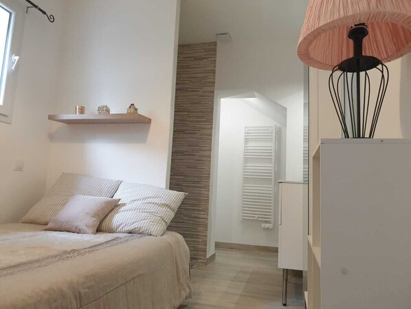 1 chambre, fer et planche Ă repasser, Wi-Fi, draps fournis