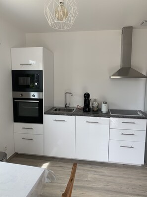 Micro-ondes, lave-vaisselle, cafetiĂšre/bouilloire