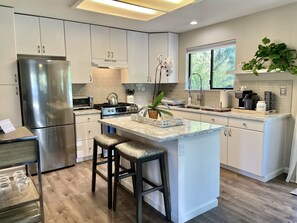 Refrigerador, horno, parrilla de estufa y cafetera y tetera 