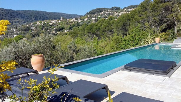 A swimming pool with lounge chairs and a view of a hillside village. - VERY NICE VILLA WITH HEATED POOL AND SUPERB VIEW ON BARGEMON AND HILLS (BARGEMON)