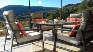 A terrace with a table and chairs, a view of a mountainous landscape, and a railing. - VERY NICE VILLA WITH HEATED POOL AND SUPERB VIEW ON BARGEMON AND HILLS (BARGEMON)