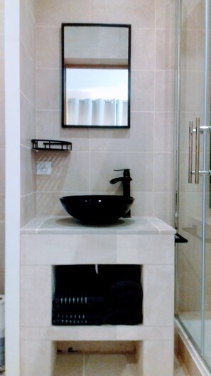 Dusche, Haartrockner, Handtücher, Seife