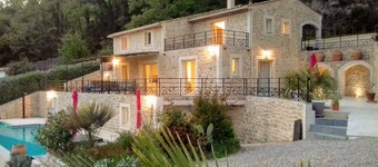 VERY NICE VILLA WITH HEATED POOL AND SUPERB VIEW ON BARGEMON AND HILLS